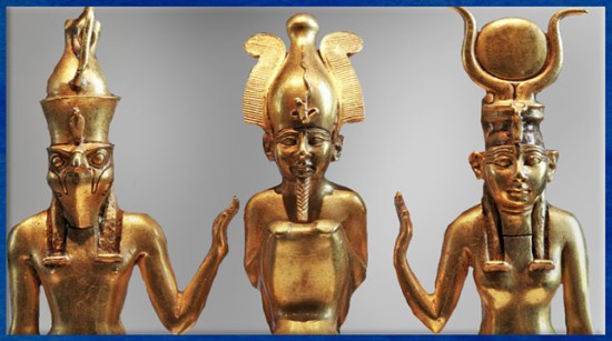 D'après la triade Osiris, Isis, Horus, pendentif d'Osorkon II, or, lapis-lazuli, XXIIe dynastie, Troisième période intermédiaire, Égypte ancienne. (Marsailly/Blogostelle)