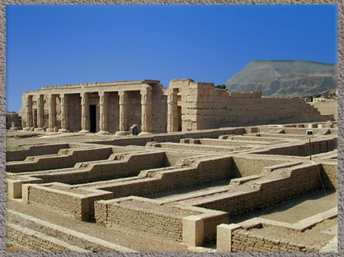 D’après les vestiges du temple de Séthi Ier, dit Temple des millions d'années, XIXe dynastie, Abydos, Nouvel Empire, Égypte Ancienne. (Marsailly/Blogostelle) 