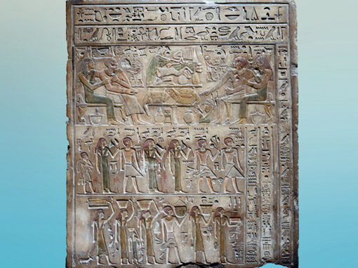 D’après la stèle de Sakherty, directeur du trésor au service du roi Sésostris Ier, le défunt, son épouse et ses parents, 2000-1900 avjc, relief peint, calcaire, Abydos, XIIe dynastie, Moyen Empire, Égypte ancienne. (Marsailly/Blogostelle)