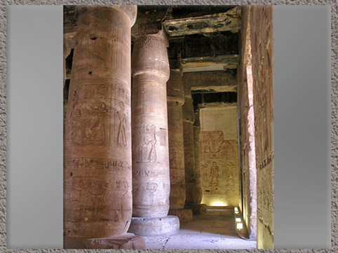 D'après le temple de Sethi Ier, monolithes de granit rouge, Abydos, XIXe dynastie, Nouvel Empire, Égypte Ancienne. (Marsailly/Blogostelle)