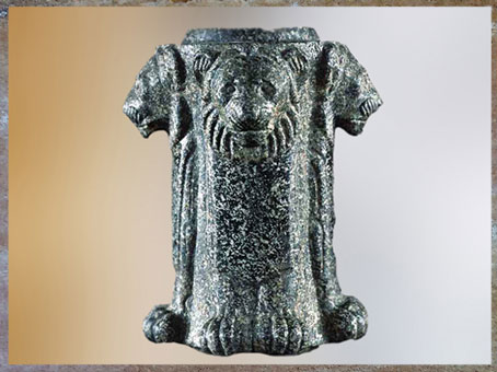 D’après une base de reliquaire d’Osiris ornée d'un lion, diorite, Abydos, 664 - 525 avjc, XXVIe dynastie, Basse Époque, Égypte Ancienne. (Marsailly/Blogostelle) 