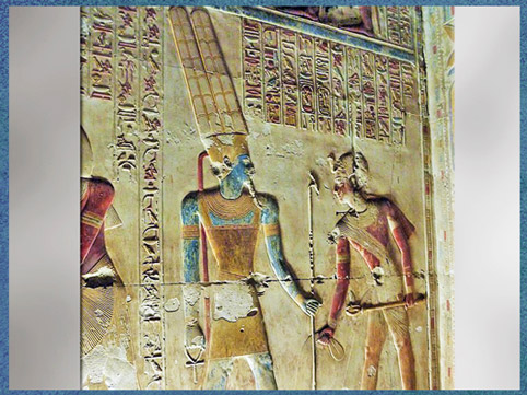 D’après le roi devant Amon-Rê coiffé de ses deux hautes plumes, relief peint, temple de Sethi Ier, Abydos, XIXe dynastie, Nouvel Empire, Égypte Ancienne. (Marsailly/Blogostelle) 