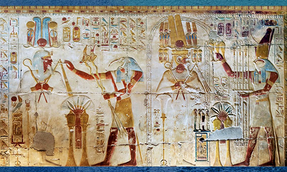 D’après une scène de purification du roi par les dieux Horus et Thot, relief peint, temple de Séthi Ier, Abydos, XIXe dynastie, Nouvel Empire, Égypte Ancienne. (Marsailly/Blogostelle)