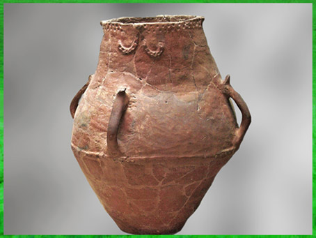 D’après une jarre, terre cuite, Sesklo, 5300 avjc, Thessalie, Grèce, VIe millénaire avjc, néolithique égéen. (Marsailly/Blogostelle)