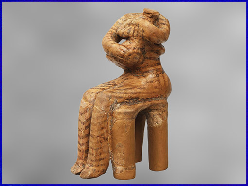 D’après une statuette, femme et enfant, terre cuite peinte, Sesklo, 4800-4500 avjc, Thessalie, Grèce, Ve millénaire avjc, néolithique égéen. (Marsailly/Blogostelle)