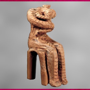 D’après une statuette, femme et enfant, terre cuite peinte, Sesklo, 4800-4500 avjc, Thessalie, Grèce, Ve millénaire avjc, néolithique égéen. (Marsailly/Blogostelle)