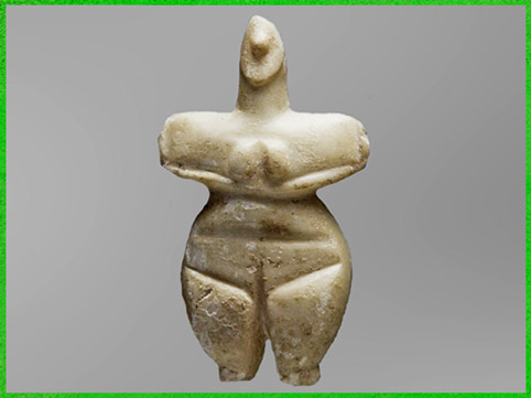 D’après une figurine féminine, marbre, 5300-3300 avjc, Thessalie, Grèce, néolithique égéen. (Marsailly/Blogostelle