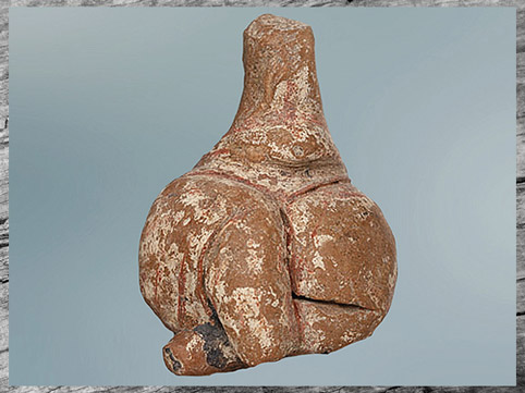 D’après une figurine, femme enceinte assise aux formes schématisées, argile, 6500-5800 avjc, Thessalie, Grèce, néolithique égéen. (Marsailly/Blogostelle)
