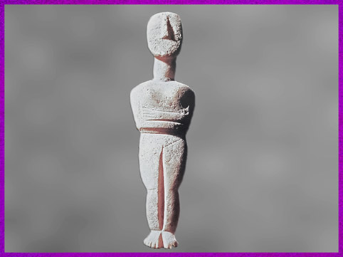 D’après une statuette féminine, marbre de Syros, type de Spédos, Cyclades, IIIe millénaire avjc, Grèce, civilisation Cycladique. (Marsailly/Blogostelle) 