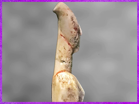 D’après une idole, mobilier funéraire, traces de polychromie, type de Spédos, marbre, Iraklia, 2700-2400 avjc, Cyclades, Grèce, IIIe millénaire avjc, civilisation Cycladique. (Marsailly/Blogostelle) 