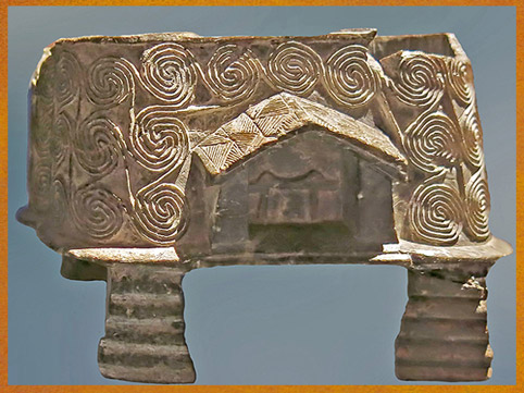 D’après un Kernos ou pyxide, décor fronton et spirales, ardoise (schiste), Milo, 2700-2400 avjc, Grèce, IIIe millénaire avjc, civilisation Cycladique. (Marsailly/Blogostelle)