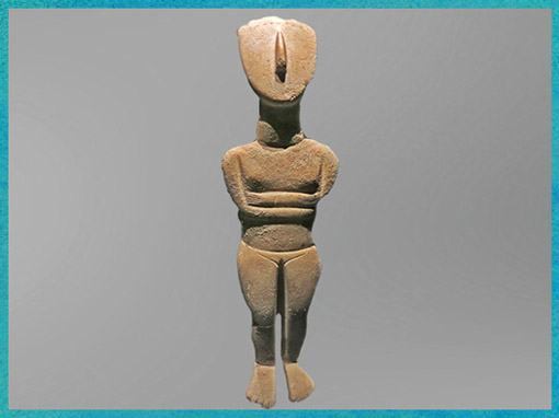 D’après une statuette féminine, dite L'idole de Munich, type de Spédos, marbre, 2700 - 2400 avjc, Grèce, IIIe millénaire avjc, civilisation Cycladique. (Marsailly/Blogostelle) 