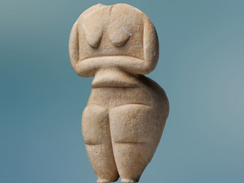 D’après une figure féminine, marbre, 4500-4000 avjc, Cyclades, Grèce, Ve millénaire avjc, néolithique égéen. (Marsailly/Blogostelle)