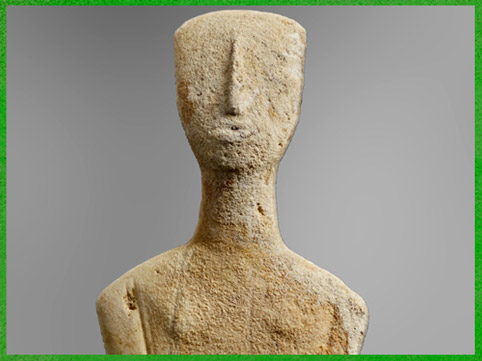 D’après une figurine féminine, bras croisés, variété de Dokathismata, marbre, 2500-2400 avjc, Amorgos, IIIe millénaire avjc, civilisation Cycladique. (Marsailly/Blogostelle)