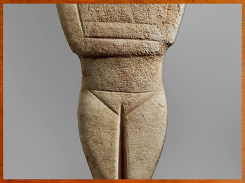 D’après une figurine féminine, bras croisés, variété de Dokathismata, marbre, 2500-2400 avjc, Amorgos, IIIe millénaire avjc, civilisation Cycladique. (Marsailly/Blogostelle)