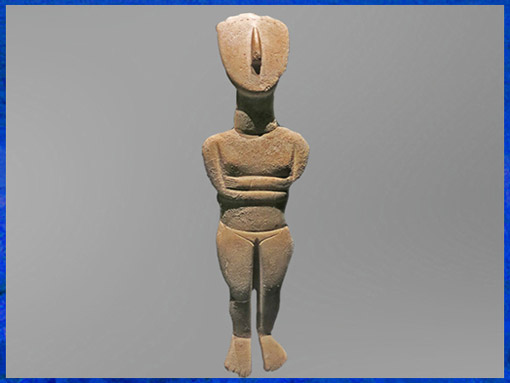 D’après une statuette féminine dite L'idole de Munich, type de Spédos, marbre, tête en forme de lyre, 2700 - 2400 avjc, civilisation Cycladique. (Marsailly/Blogostelle)