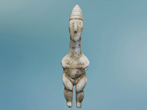 D’après un personnage féminin avec coiffe, marbre, groupe de Plastiras, 3200-2800 avjc, civilisation Cycladique. (Marsailly/Blogostelle)