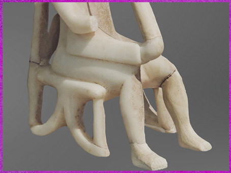 D’après un harpiste ou joueur de lyre, marbre, composition sculptée, Kéos, Cyclades,  2600-2300 avjc, civilisation Cycladique. (Marsailly/Blogostelle)