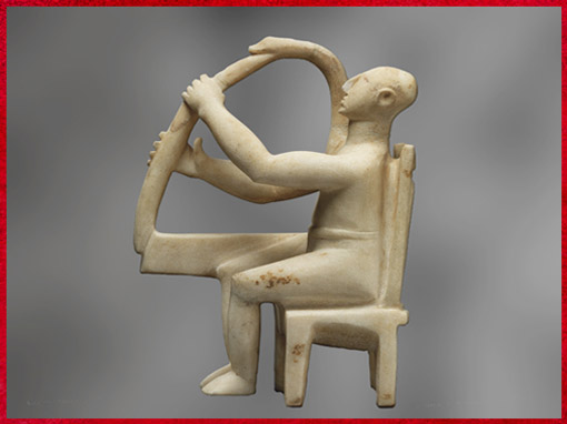 D’après un harpiste ou joueur de lyre, marbre, Cyclades, 2800 - 2700 avjc, civilisation Cycladique. (Marsailly/Blogostelle)