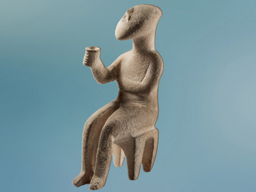 D’après un personnage masculin avec coupe à boire ou à libation, style de Spédos, marbre, Cyclades, 2800 -2300 avjc, civilisation Cycladique. (Marsailly/Blogostelle)