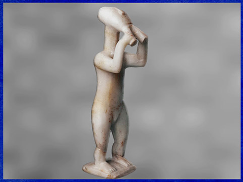 D’après un musicien jouant de la double flûte, marbre blanc de Keros, Cyclades, 2400-2000 avjc, civilisation Cycladique. (Marsailly/Blogostelle)