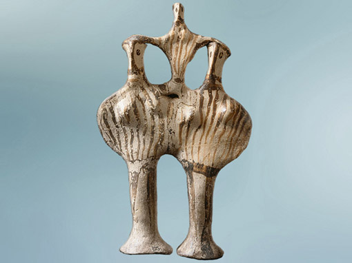 D’après une triade d’idoles mycéniennes, figurine multiple, terre cuite peinte, vers 1300 avjc, Helladique récent III, âge du Bronze, Grèce Antique. (Marsailly/Blogostelle)