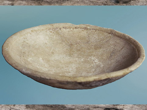 D’après une coupelle, marbre poli, groupe de Syros, 2700 -2300 avjc, cycladique ancien II, Ios, civilisation Cycladique. (Marsailly/Blogostelle)