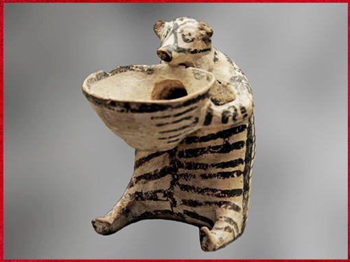 D’après un vase à boire hérisson, terre cuite peinte, île de Syros, Cycladique Ancien II, 2800 - 2300 avjc, civilisation Cycladique. (Marsailly/Blogostelle)