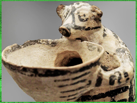D’après un vase à boire hérisson, terre cuite peinte, île de Syros, Cycladique Ancien II, 2800 - 2300 avjc, civilisation Cycladique. (Marsailly/Blogostelle)