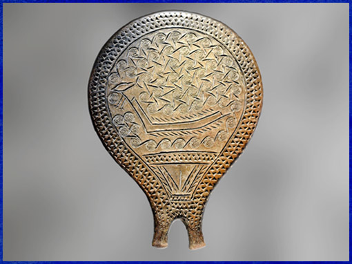 D’après un disque dit poêle à frire, terre cuite, décor incisé, nécropole de Chalandrianí, Syros, 2800-2300 avjc, culture Kéros-Syros, civilisation Cycladique. (Marsailly/Blogostelle)