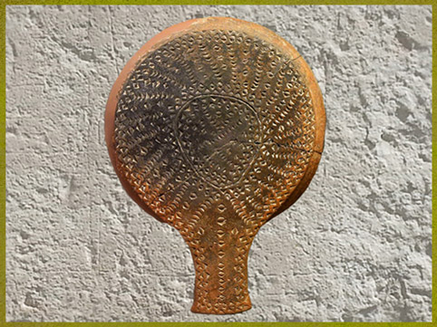 D’après un disque dit poêle à frire, terre cuite, décor incisé, Cycladique ancien II, 2800-2300 avjc, Chalandriani, Syros, civilisation Cycladique. (Marsailly/Blogostelle)