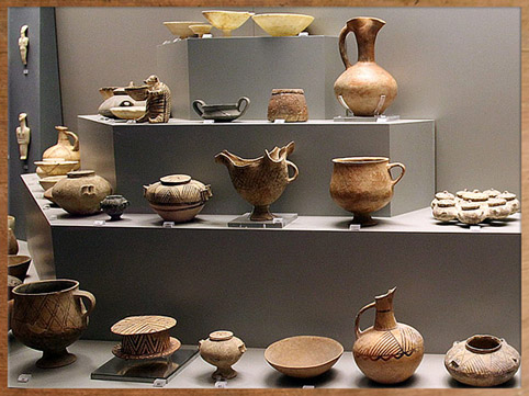 D’après des céramiques et objets en marbre, 3200-2000 avjc, Bronze ancien, civilisation Cycladique, Grèce antique. (Marsailly/Blogostelle)