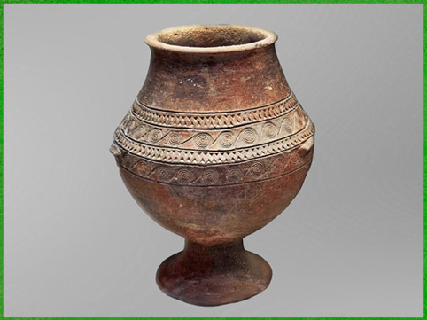 D’après un vase inspiré du Kandéla, terre cuite, motifs spirales, nécropole Chalandriani, Syros, 2800-2300 avjc, civilisation Cycladique. (Marsailly/Blogostelle)