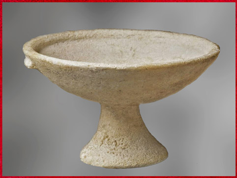 D’après une coupe à pied, marbre poli, groupe de Syros, Cycladique ancien II, 2800-2300 avjc, civilisation Cycladique. (Marsailly/Blogostelle)