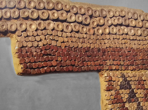 D’après des mosaïque de cônes, pierres polychromes, Eanna, sanctuaire d’Inanna, Uruk, seconde moitié du IVe millénaire avjc, Mésopotamie. (Marsailly/Blogostelle)