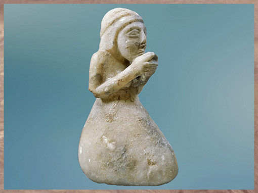 D’après une orante aux mains jointes, albâtre, ronde-bosse, époque d’Uruk, vers 3300 avjc, Suse, Élam, Orient ancien. (Marsailly/Blogostelle)