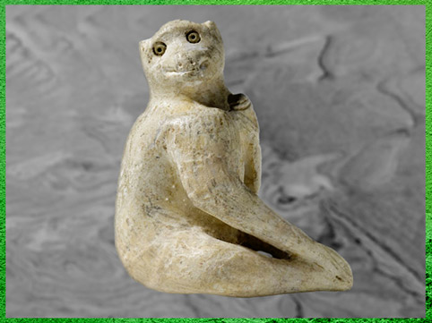 D'après un petit singe assis, statuette, albâtre, Suse, proto-élamite, première moitié IIIe millénaire avjc, Élam, Orient ancien. (Marsailly/Blogostelle)