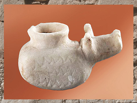 D'après un vase - porcin, albâtre, époque d’Uruk, vers 3300 avjc, Suse, Élam, Orient ancien. (Marsailly/Blogostelle)