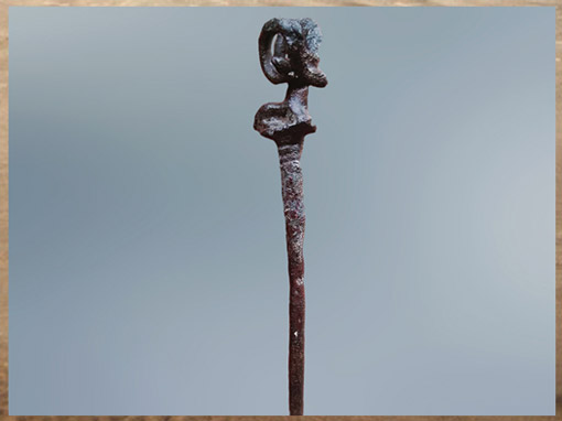 D'après une épingle à décor de bouquetin, cuivre, fonte à la cire perdue, période proto-élamite et d'Uruk, vers 3300 avjc, provenant de Suse, plateau iranien, Orient ancien. (Marsailly/Blogostelle)