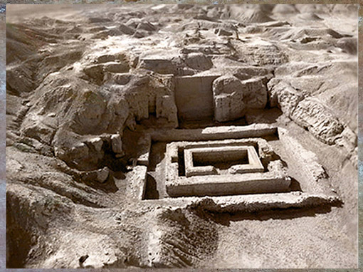 D'après les vestiges aux pieds de la terrasse du Temple Blanc, Uruk, seconde moitié du IVe millénaire avjc, Mésopotamie. (Marsailly/BlogostelleD'après des vestiges au pied de la terrasse du temple Blanc, Uruk, seconde moitié du IVe millénaire avjc, Mésopotamie. (Marsailly/Blogostelle)