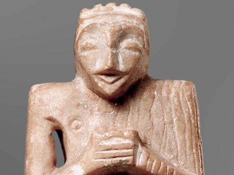 D'après un orant portant le kaunakès, statuette, albâtre, acropole de Suse, 2600 -2400 avjc, époque des dynasties archaïques, Élam, Orient ancien. (Marsailly/Blogostelle)