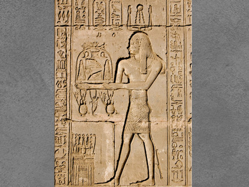 D’après une représentation du Ka, relief creux, temple d'Hathor, Dendérah, époque Ptolémaïque, Égypte ancienne. (Marsailly/Blogostelle)