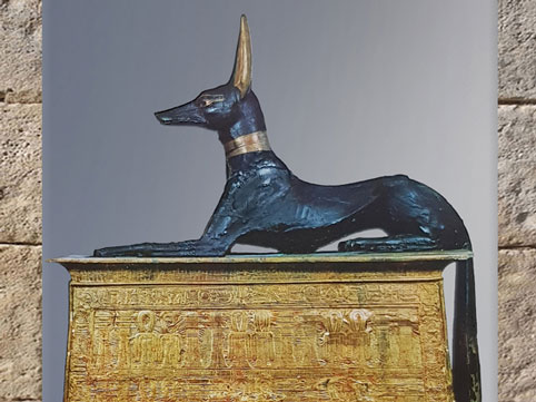 D’après le dieu Anubis sous la forme d’un canidé, naos en bois doré, trésor funéraire de Toutânkhamon, XVIIIe dynastie, Nouvel Empire, Égypte ancienne. (Marsailly/Blogostelle)
