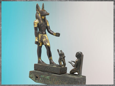 D’après le dieu Anubis et un adorateur, bronze doré incrusté d'or, dédicace funéraire de Wdja-Hor-resnet fils d'Ankh-pa-khered pour une bénédiction, 747-525 avjc, Karnak, XXVe-XXVIe dynastie, Basse Époque, Égypte ancienne. (Marsailly/Blogostelle)