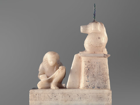 D’après le scribe royal Nebmeroutef inspiré par Thot babouin coiffé du disque lunaire, albâtre, 1390-1352 avjc, règne Aménophis III, XVIIIe dynastie, Nouvel Empire, Égypte ancienne. (Marsailly/Blogostelle) 