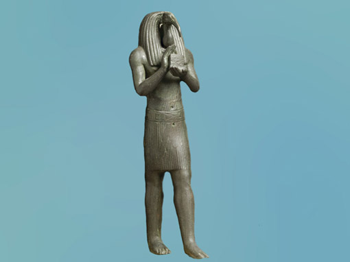 D’après le dieu Thot tenant l'œil Oudjat d'Horus, symbole d’intégrité physique et divine, statuette, alliage cuivreux, 664 -332 avjc, Basse Époque, Égypte ancienne. (Marsailly/Blogostelle) 