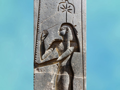 D’après la déesse Seshat, relief en creux, décor statue de Ramsès II, temple de Louxor, XIXe dynastie, Nouvel Empire, Égypte ancienne. (Marsailly/Blogostelle)