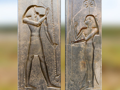 D’après Thot et la déesse Seshat, relief en creux, décor statue de Ramsès II, temple de Louxor, XIXe dynastie, Nouvel Empire, Égypte ancienne. (Marsailly/Blogostelle)