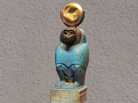 D’après Thot babouin et disque lunaire, faïence, statuette dédiée par un nommé Horhétep, or et argent, 332 - 30 avjc, époque ptolémaïque, Égypte ancienne. (Marsailly/Blogostelle)