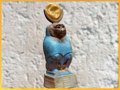 D’après Thot babouin et disque lunaire, faïence, statuette dédiée par Horhétep, or et argent, 332 - 30 avjc, époque ptolémaïque, Égypte ancienne. (Marsailly/Blogostelle)